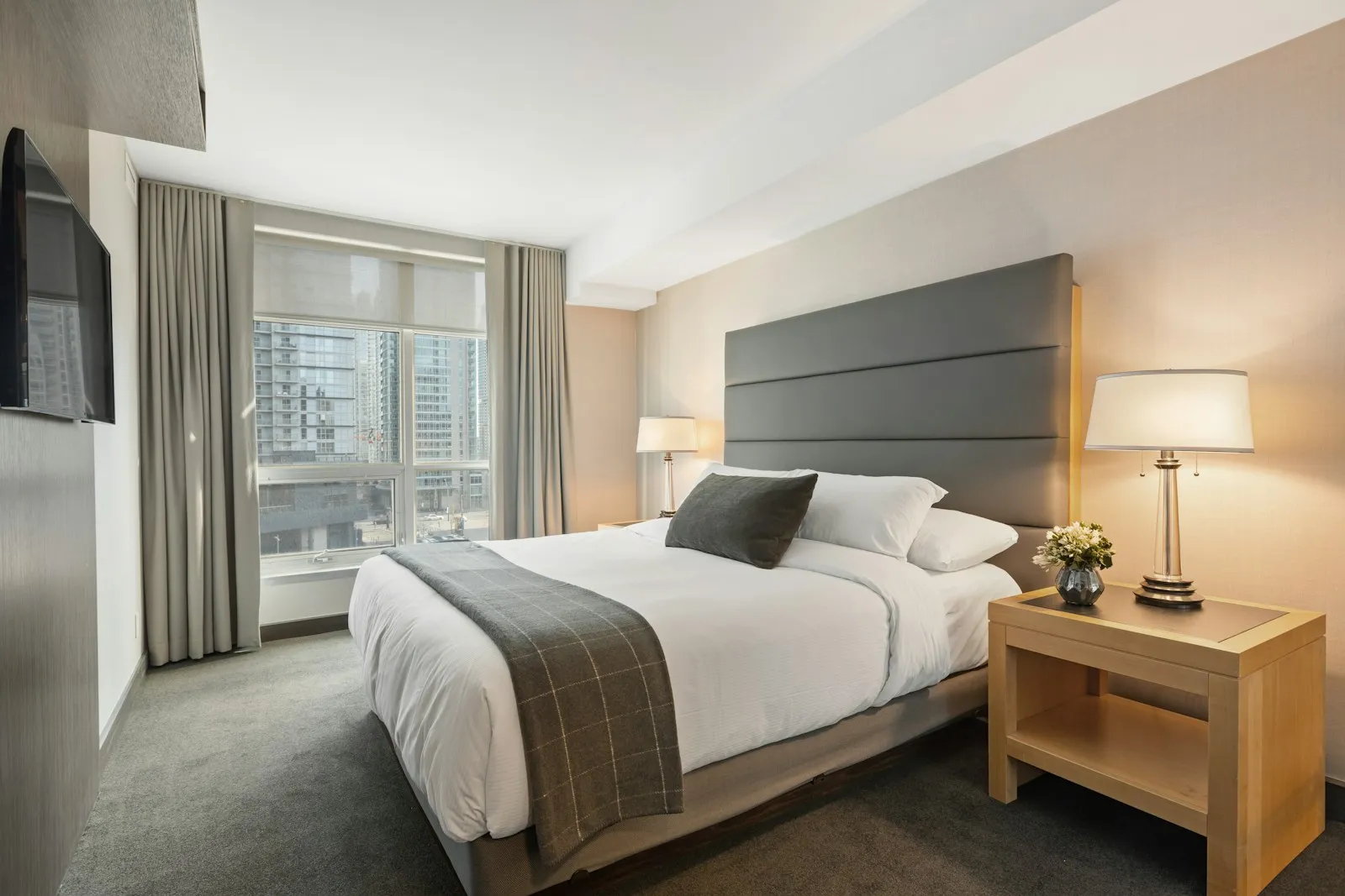 Quarto com cama arrumada em contexto de hotel — ambiente neutro e comercial para colchões.
