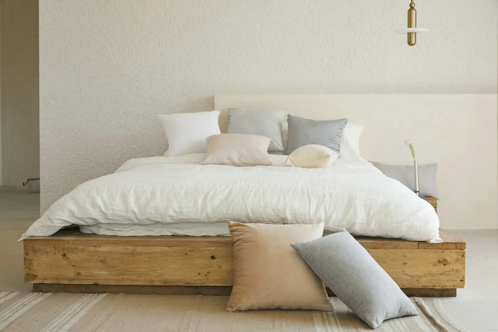 Cama sobre estrutura de madeira tosca — detalhe de material e contexto de produto.